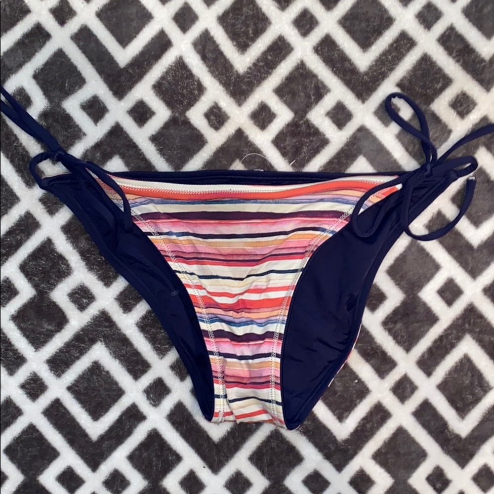 Reversible bikini bottoms